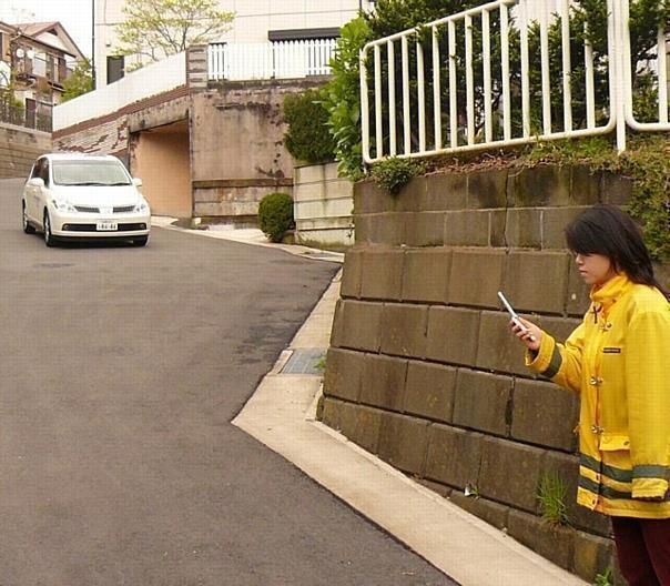 Das Nissan Verkehrssystem ITS (Intelligent Transportation System) soll künftig Unfälle mit Fussgängern im Strassenverkehr vermeiden helfen, indem es Handydaten von Fussgängern nutzt. Foto: Auto-Reporter